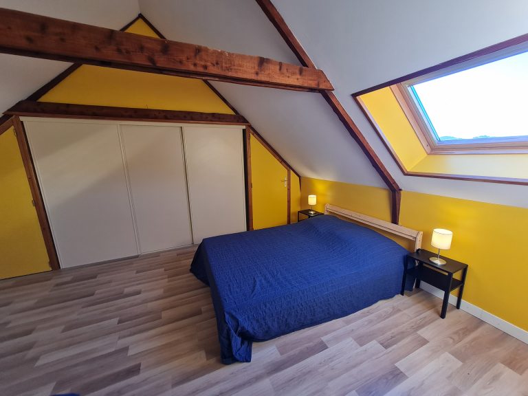 lit queen size chambre jaune