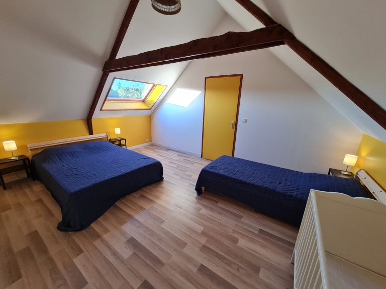 Chambre jaune parquet poutre