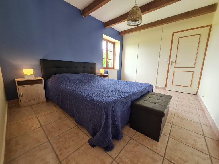 Chambre bleue poutre carrelage